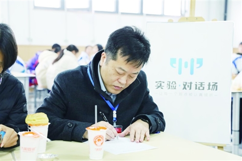 每次陪餐,校长方奎明都认真记录